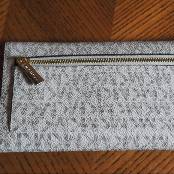 Michael Kors jetset travel large trifold wallet - Picture 1 of 5